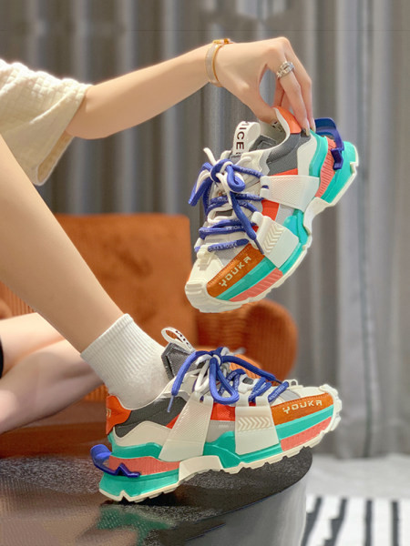 Naujo modelio spalvingi sportbačiai grubiu padu