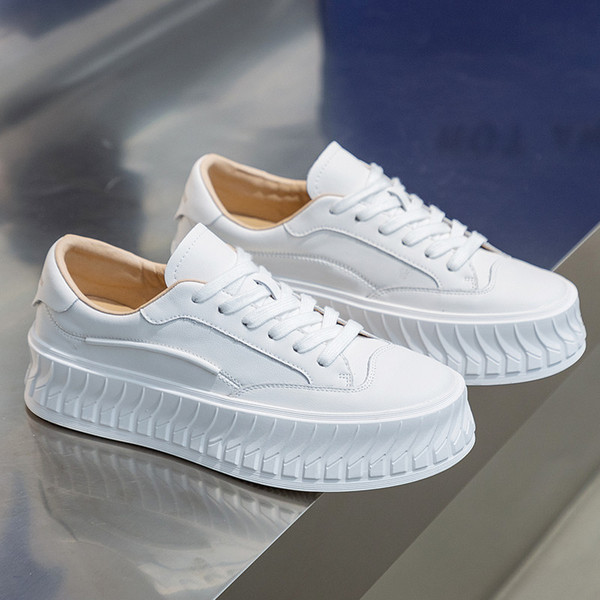 Νέο μοντέλο γυναικείων sneakers με χοντρή σόλα