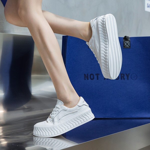 Νέο μοντέλο γυναικείων sneakers με χοντρή σόλα