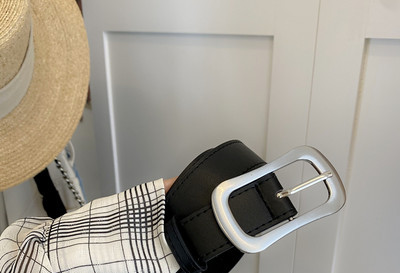 Ležeran ženski kožni remen sa metalnom kopčom