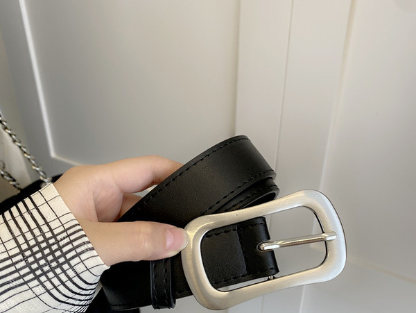 Ležeran ženski kožni remen sa metalnom kopčom