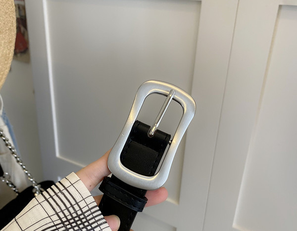 Ležeran ženski kožni remen sa metalnom kopčom