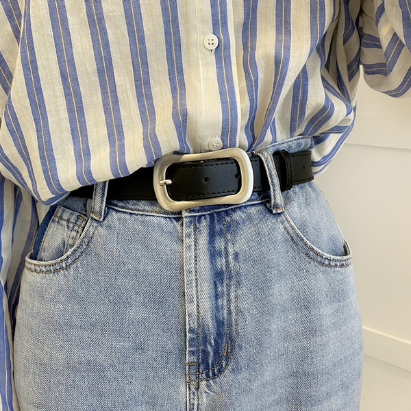 Ležeran ženski kožni remen sa metalnom kopčom