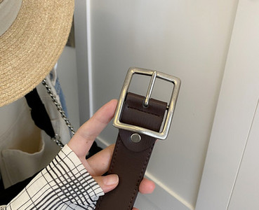 Ženski remen od eko kože sa četvrtastom metalnom kopčom