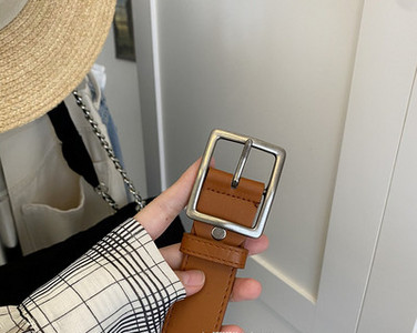 Ženski remen od eko kože sa četvrtastom metalnom kopčom