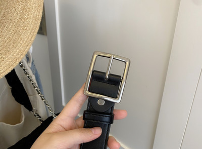 Ženski remen od eko kože sa četvrtastom metalnom kopčom