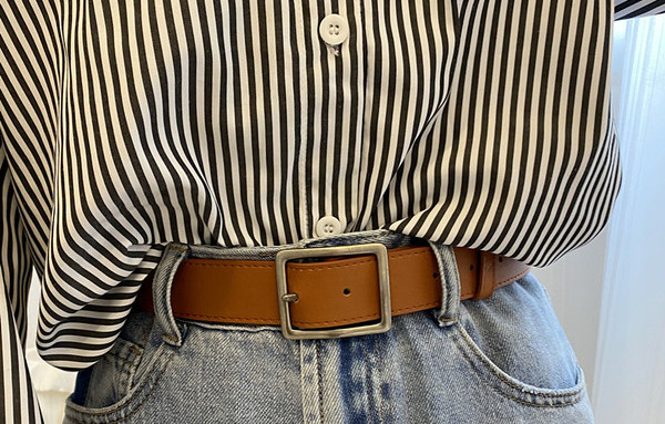 Ženski remen od eko kože sa četvrtastom metalnom kopčom