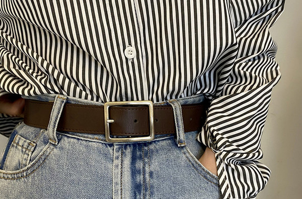 Ženski remen od eko kože sa četvrtastom metalnom kopčom