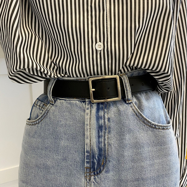 Ženski remen od eko kože sa četvrtastom metalnom kopčom