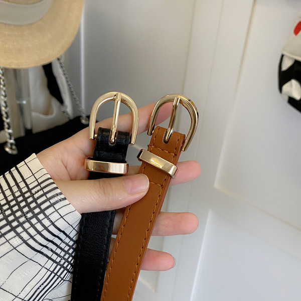 Tanki ženski remen od eko kože sa metalnom kopčom