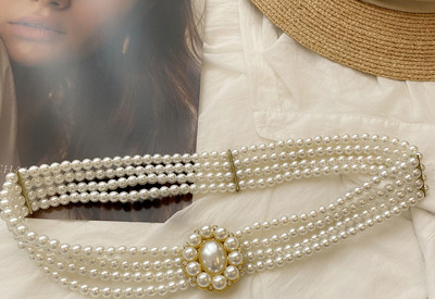 Moderan ženski remen s biserima i ukrasnim kamenčićima