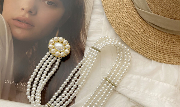 Moderan ženski remen s biserima i ukrasnim kamenčićima