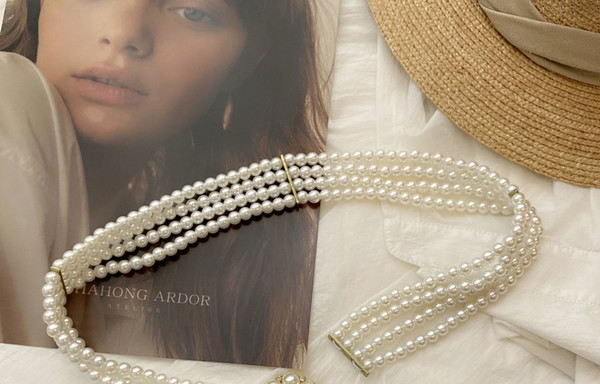 Moderan ženski remen s biserima i ukrasnim kamenčićima