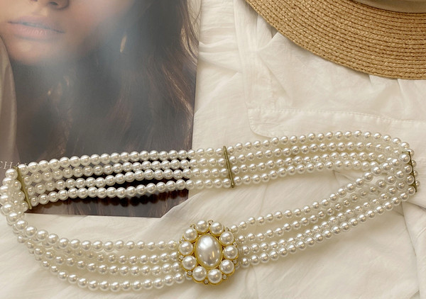 Moderan ženski remen s biserima i ukrasnim kamenčićima