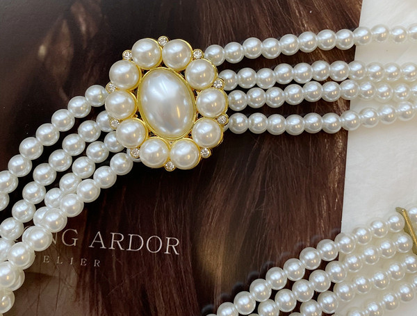 Moderan ženski remen s biserima i ukrasnim kamenčićima