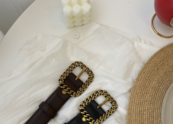 Ženski kožni remen sa metalnom kopčom