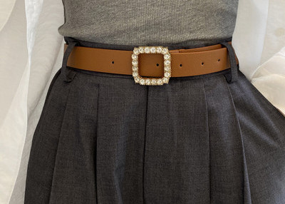 Ženski elegantni remen s četvrtastom kopčom i ukrasnim kamenčićima