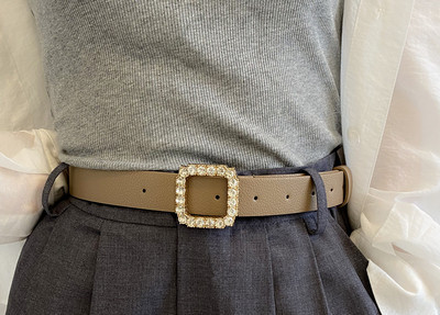 Ženski elegantni remen s četvrtastom kopčom i ukrasnim kamenčićima