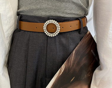 Moderan ženski remen s okruglom kopčom
