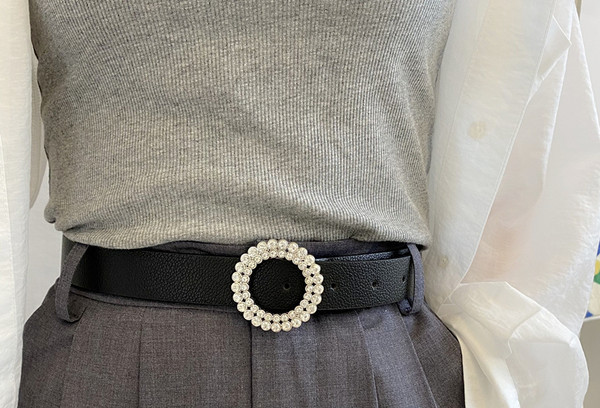 Moderan ženski remen s okruglom kopčom