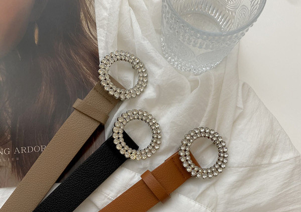 Moderan ženski remen s okruglom kopčom