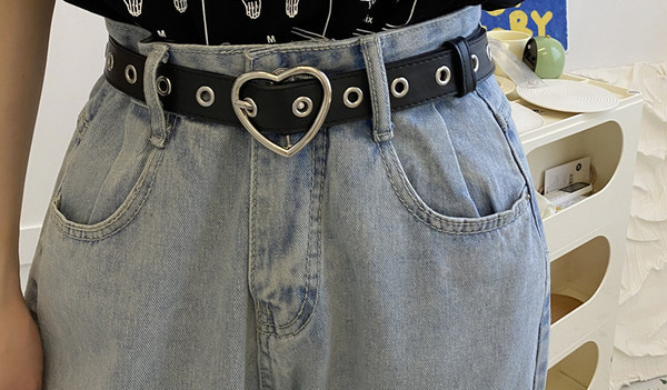 Ženski kožni remen sa kopčom u obliku srca