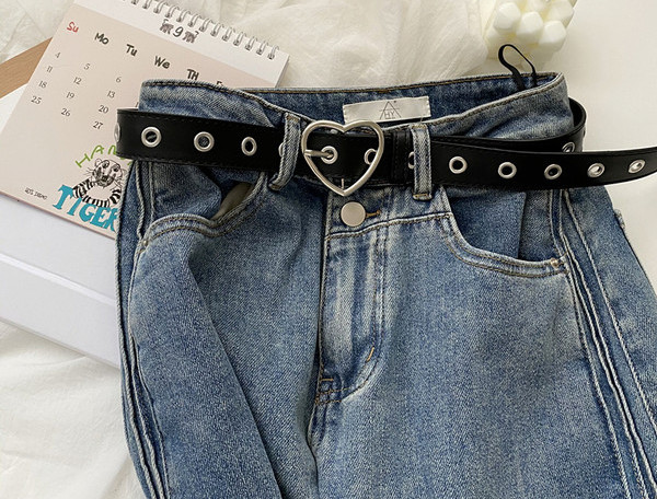 Ženski kožni remen sa kopčom u obliku srca