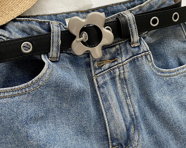 Moderan ženski kožni remen sa metalnom kopčom u obliku cvijeta