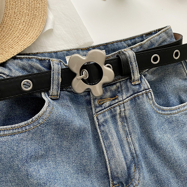 Moderan ženski kožni remen sa metalnom kopčom u obliku cvijeta