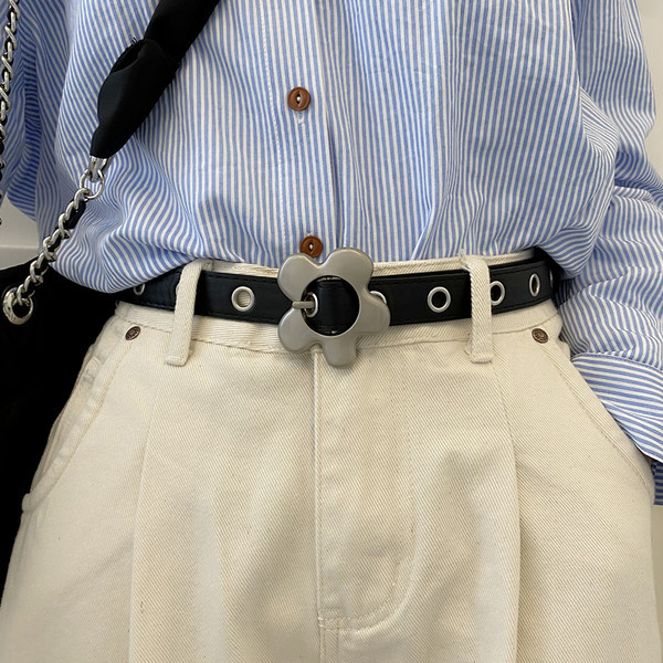 Moderan ženski kožni remen sa metalnom kopčom u obliku cvijeta