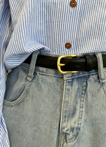 Elegantan ženski remen sa zlatnim elementom