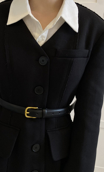 Elegantan ženski remen sa zlatnim elementom