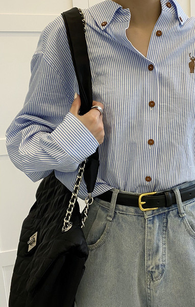 Elegantan ženski remen sa zlatnim elementom