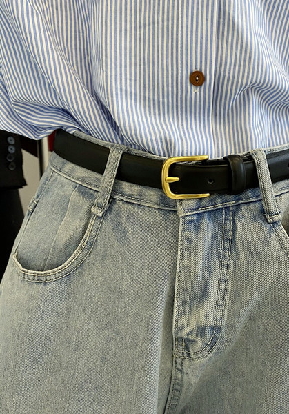 Elegantan ženski remen sa zlatnim elementom