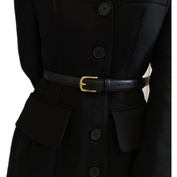 Elegantan ženski remen sa zlatnim elementom