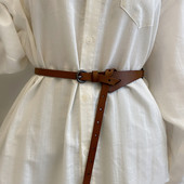 Tanki asimetrični remen od eko kože sa metalnom kopčom