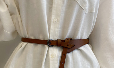 Tanki asimetrični remen od eko kože sa metalnom kopčom