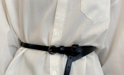 Tanki asimetrični remen od eko kože sa metalnom kopčom