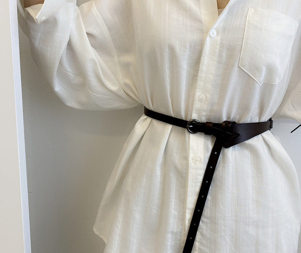 Tanki asimetrični remen od eko kože sa metalnom kopčom