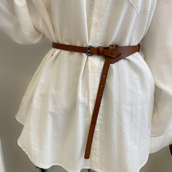 Tanki asimetrični remen od eko kože sa metalnom kopčom