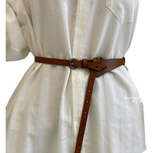 Tanki asimetrični remen od eko kože sa metalnom kopčom