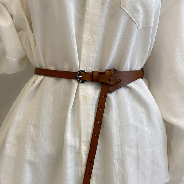 Tanki asimetrični remen od eko kože sa metalnom kopčom