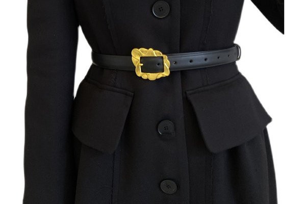 Moderan ženski kožni remen s metalnom kopčom