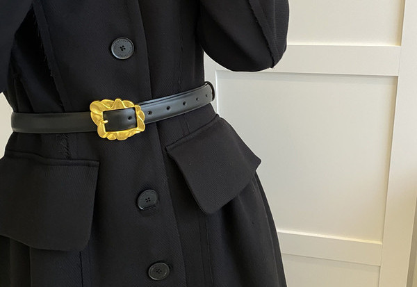 Moderan ženski kožni remen s metalnom kopčom