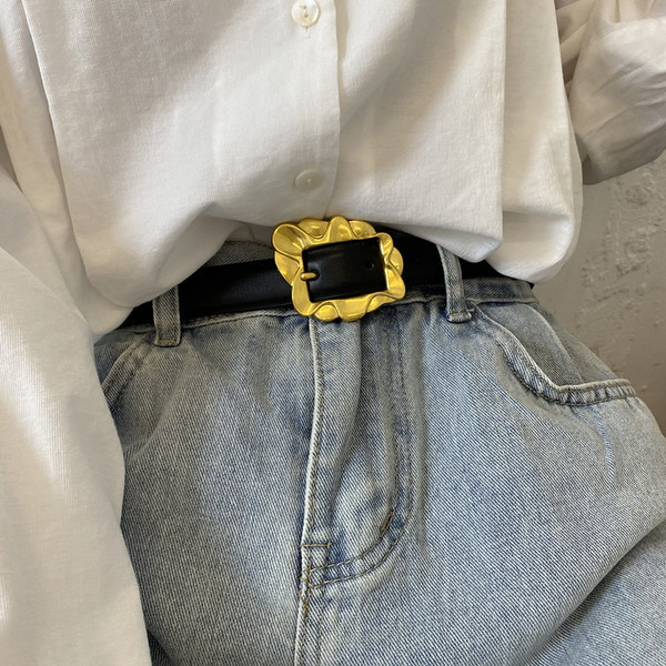 Moderan ženski kožni remen s metalnom kopčom