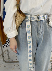 Ženski tekstilni remen s metalnim kopčanjem i cvjetićima