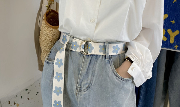 Ženski tekstilni remen s metalnim kopčanjem i cvjetićima