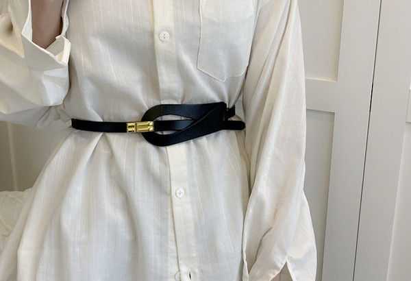 Ženski moderan kožni remen sa metalnim elementom