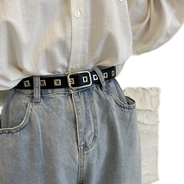 Moderan ženski kožni remen s metalnim zakovicama