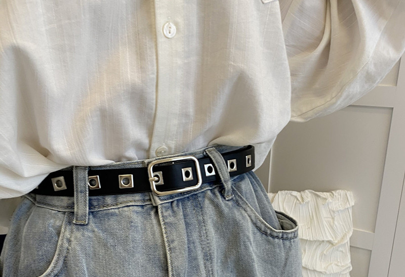 Moderan ženski kožni remen s metalnim zakovicama